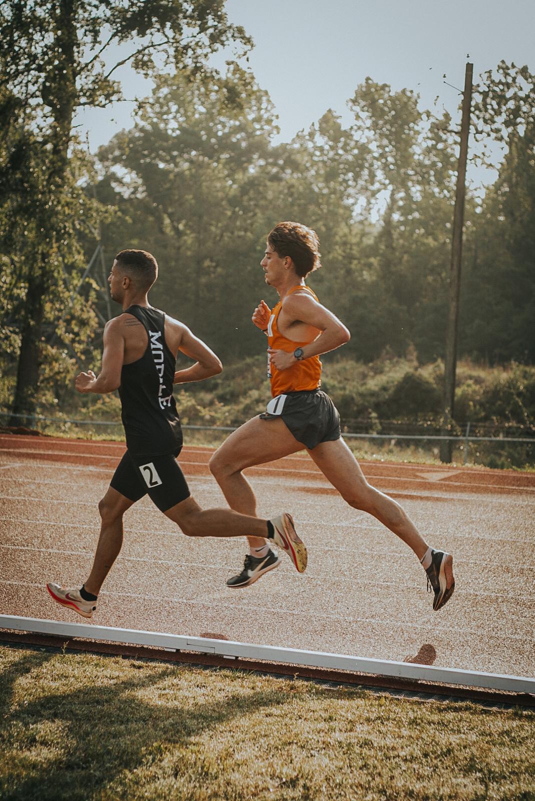 Atleta de Track & Field corriendo en pista universitaria en Estados Unidos