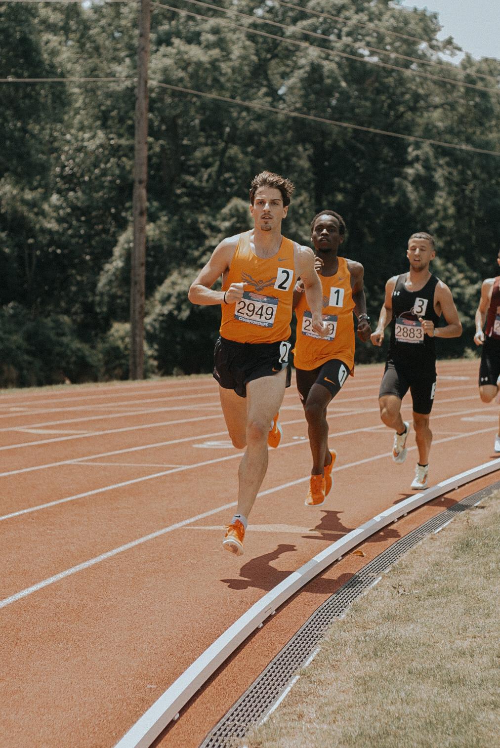 Bruno, cofundador de Full-Rides, corriendo Track & Field