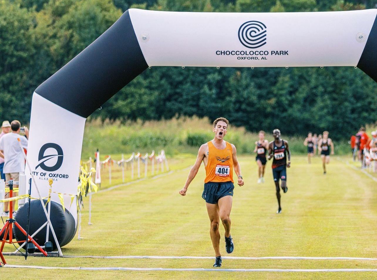 Corredor de Cross Country compitiendo para conseguir una beca universitaria en Estados Unidos
